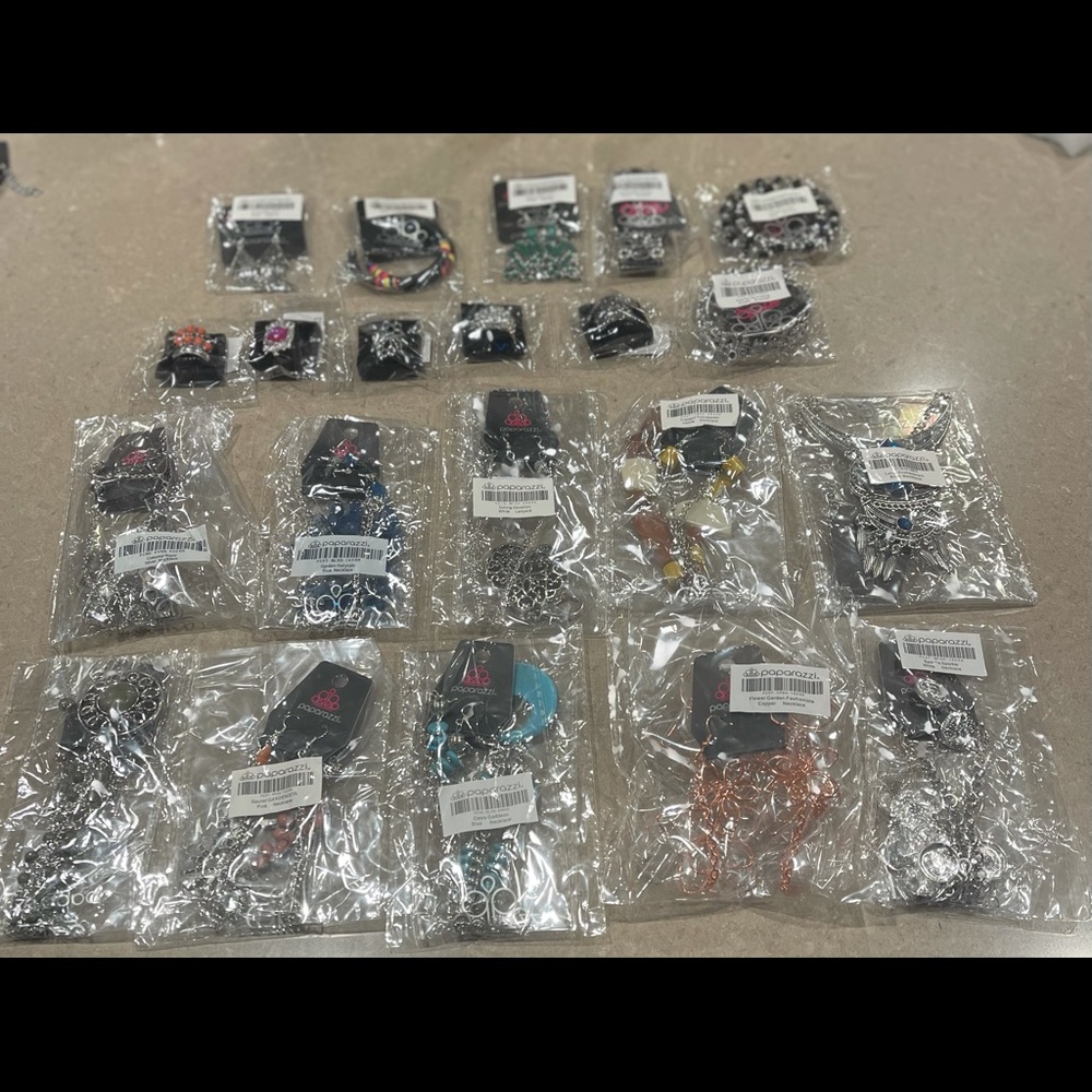 Lot (21) mix exclusive Paparazzi Jewelry10necklaces3 earrings3bracelets5rings